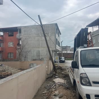 Bursa'da Düşen Telekom Direği Halkı Ve Araçları İçin Hayati Tehlike