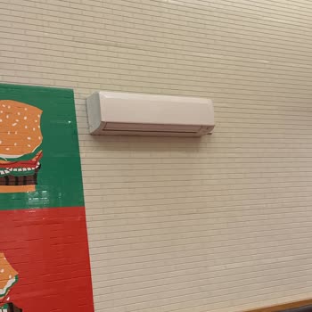 Burger King Avcılar Şubesinde Çocuklar Soğukta Yemek Yedi