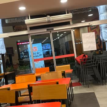 Burger King Avcılar Şubesinde Çocuklar Soğukta Yemek Yedi