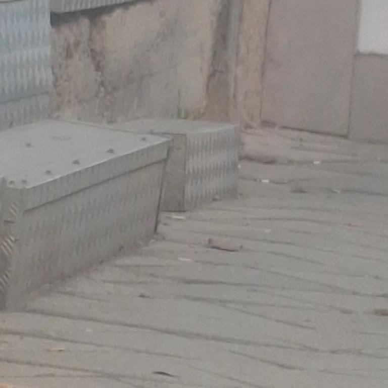 Garanti ATM’sinde Merdiven Eksikliği Ve Güneşli Saatlerde Ekran Görünmezliği