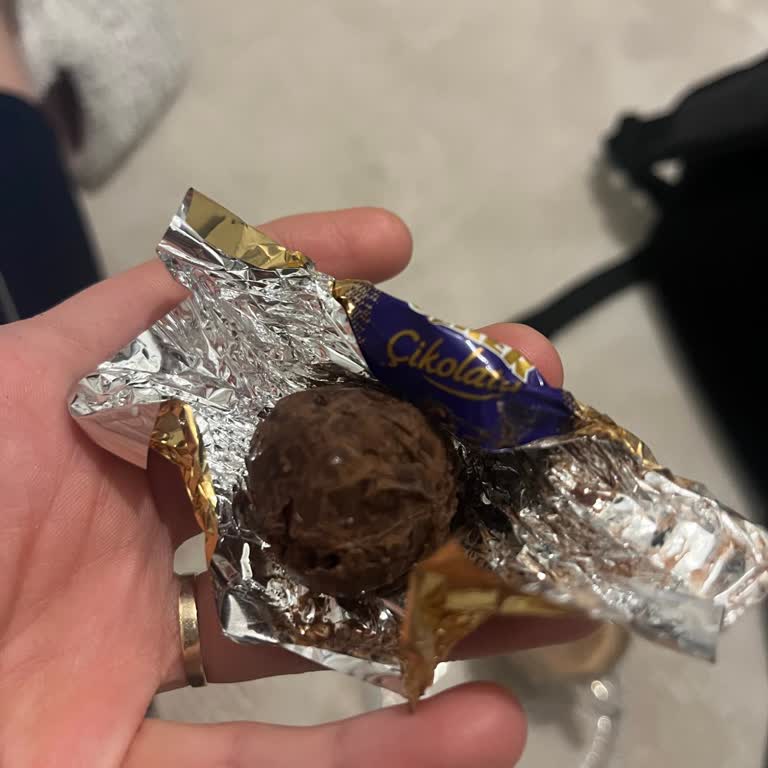 Ülker Son Tüketim Tarihi Geçmemiş Çikolatanın Rengi Solmuş Ve Dökülüyor