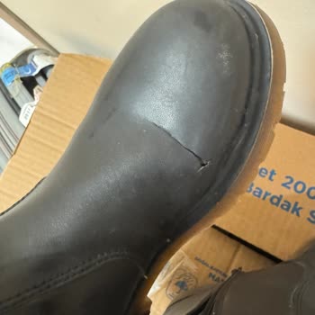 FLO Mağazasındaki Deri Botta Kullanım Az Olmasına Rağmen Çatlak Ve Su Sızdırma Sorunu