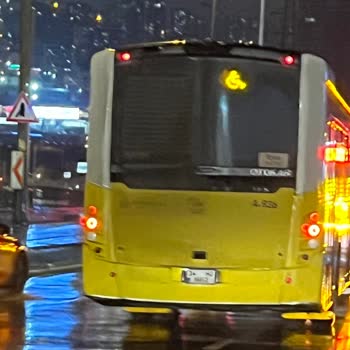 Soğuk Ve Yağmurlu Gecede Şoförün Yolcuyu Almayı Reddetmesi