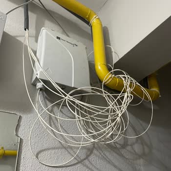 Apartman Girişindeki Özensiz Kablo Düzeni Ve Türk Telekom’un Cevapsız Şikayeti