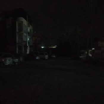 Karanlık Sokaklarda Kadının Düşmesi Ve Acil Aydınlatma Talebi