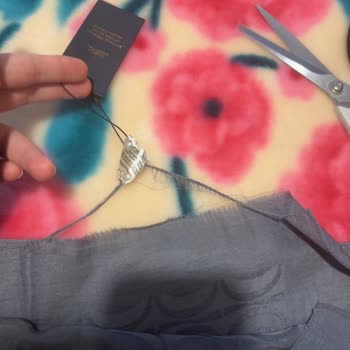 Şal Etiketini Çıkarırken Kumaş Söküldü, Ürün Değişimi Talebi