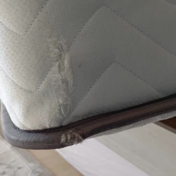 Keskin Demir Parçaları Nedeniyle Yırtılan Yataklar Ve Mağaza Yetkililerinin Suçlayıcı Yaklaşımı