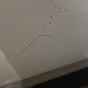 İstanbul Vadi Yataş Mağazasından Aldığım Baza Ve Başlıkta Tekrarlanan Çökme Ve Çatlak Problemi