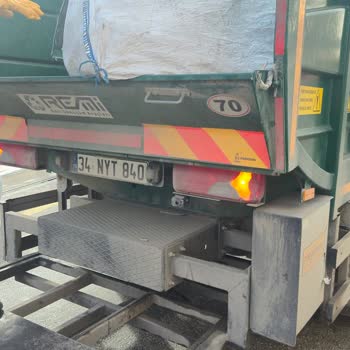 Firma Aracı Sokak Çıkışını Engelleyerek Trafiği Felç Etti