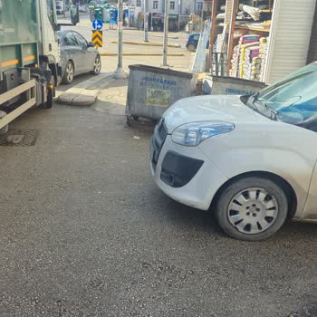 Firma Aracı Sokak Çıkışını Engelleyerek Trafiği Felç Etti