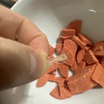 Vanet Sucuk İçinde Tavuk Tüyü: Gıda Güvenliği İhlali