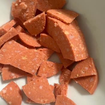 Vanet Sucuk İçinde Tavuk Tüyü: Gıda Güvenliği İhlali