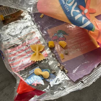 Şok Şubesinde Satın Alınan Makarna Paketi İçinde Yabancı Cisim Ve Küf: Gıda Güvenliği Endişesi