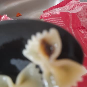 Filiz Makarnada Siyah Parçalar Görüldü