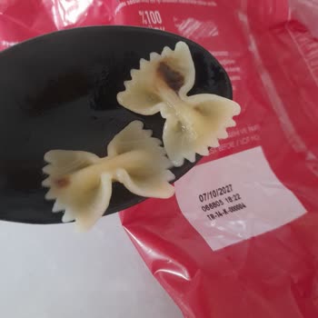 Filiz Makarnada Siyah Parçalar Görüldü