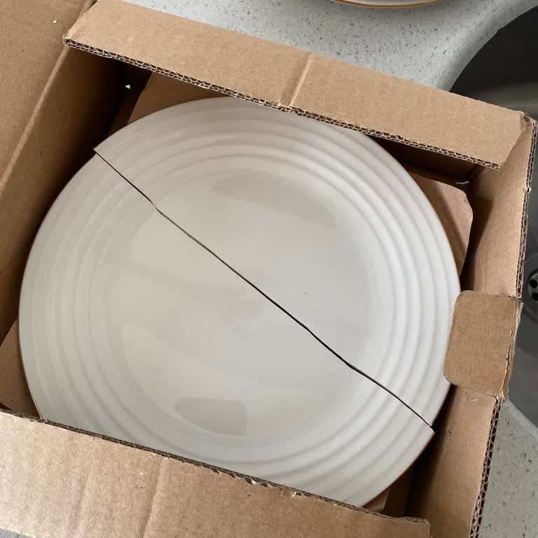 Kırık Pasta Tabağı Ve Soyulmuş Çay Tabakları İçin Verilen Söz Tutulmadı