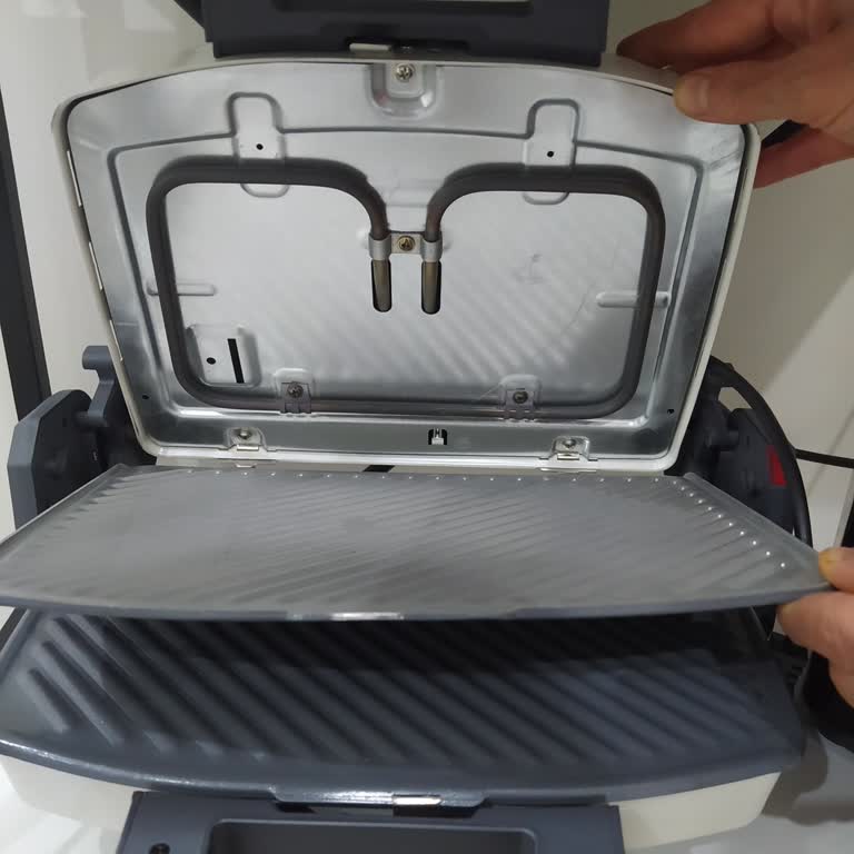 Üst Plakası Yerine Oturmayan Tost Makinesi İkinci Servis Sonrası İade Bekliyor