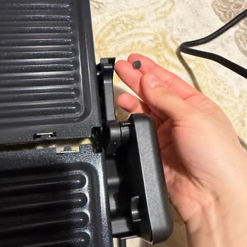 Kırık Tost Makinesi Ve Çizik Plaka İçin Servis Ve Mağaza Arasında Boşuna Koşuşturma