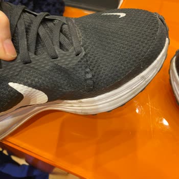 Nike Mağazasında Kırıcı Müşteri Tavırları Ve Sorumluluk Reddi