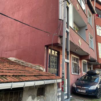 Yaya Ve Araç Trafiğini Tehlikeye Atan Hatalı Hat Kablosu Acilen Çekilsin