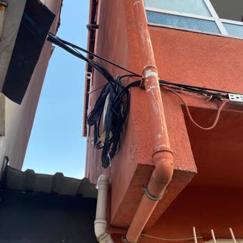 Yaya Ve Araç Trafiğini Tehlikeye Atan Hatalı Hat Kablosu Acilen Çekilsin