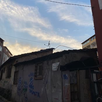 Yaya Ve Araç Trafiğini Tehlikeye Atan Hatalı Hat Kablosu Acilen Çekilsin