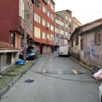 Yaya Ve Araç Trafiğini Tehlikeye Atan Hatalı Hat Kablosu Acilen Çekilsin