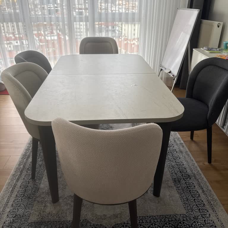 Kırık Sandalye Teslim Edildi, Değişim Söz Verildi Ama Hâlâ Gelmedi