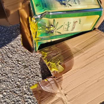 Kırık Koli Ve Sızan Zeytinyağı Nedeniyle 2000 TL’lik Zarar Ve Araç Kirlenmesi