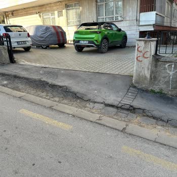 Çöp Kamyonları Kaldırımı Kullanıyor, Otopark Girişi Asfaltı Çöktü