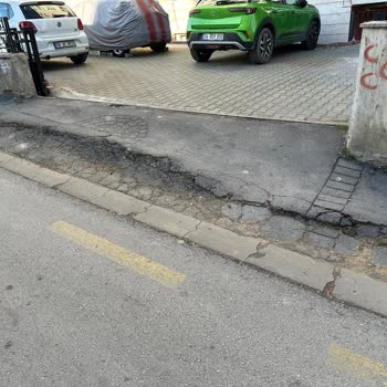 Çöp Kamyonları Kaldırımı Kullanıyor, Otopark Girişi Asfaltı Çöktü