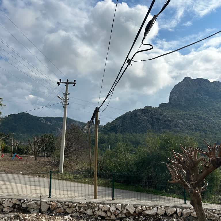 Sarkan Telekom Kabloları Can Güvenliğini Tehdit Ediyor Ve Görüntü Kirliliğine Yol Açıyor