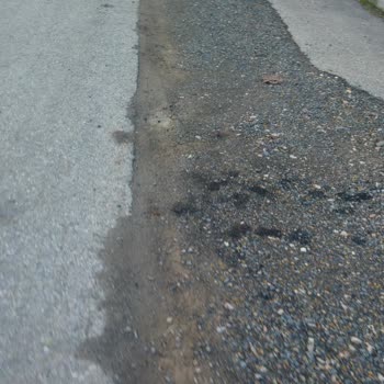 Gölcük Karaköprü Mahallesindeki Çukurlu Yollar Can Ve Mal Güvenliğini Tehdit Ediyor