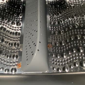 Bosch Serie 4 Çamaşır Makinesinin Ayıplı Kazanı Kıyafetleri Yırtıyor, Pas Ve Yağ Lekesi Bırakıyor