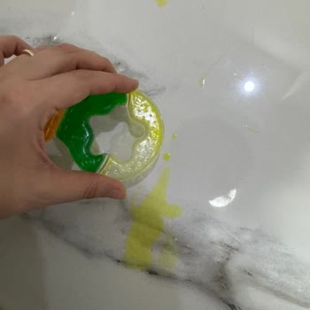 Bebek Diş Kaşıyıcısının Patlaması Ve Sıvı Güvenliği Endişesi