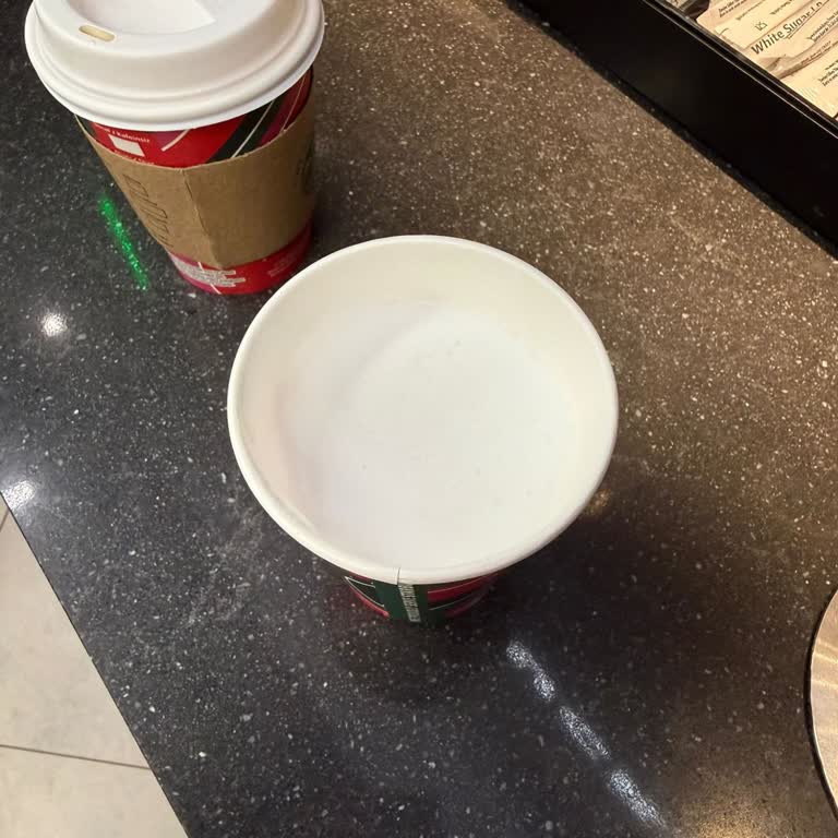 Opet Starbucks Otomatik Makinede Ödenen Sıcak Çikolata Yerine Süt Verildi, Ücret İadesi Talebi