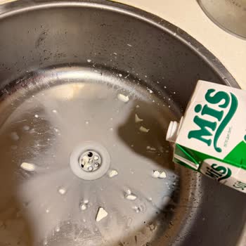 Son Kullanma Tarihi Geçmemiş Süt Kesildi, Şok Market Şubesinde Ürün Kalitesi Sorunu