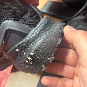 Adidas Mağazasındaki Üretim Hatası Kısa Sürede Yırtılan Ayakkabı Ve İade Talebi