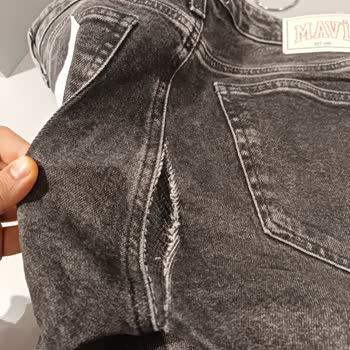 Mavi Kot Pantolonun Normal Kullanımda Bacak Arasında Yırtılması