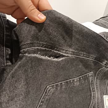 Mavi Kot Pantolonun Normal Kullanımda Bacak Arasında Yırtılması