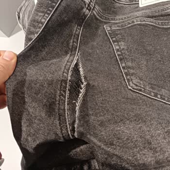 Mavi Kot Pantolonun Normal Kullanımda Bacak Arasında Yırtılması