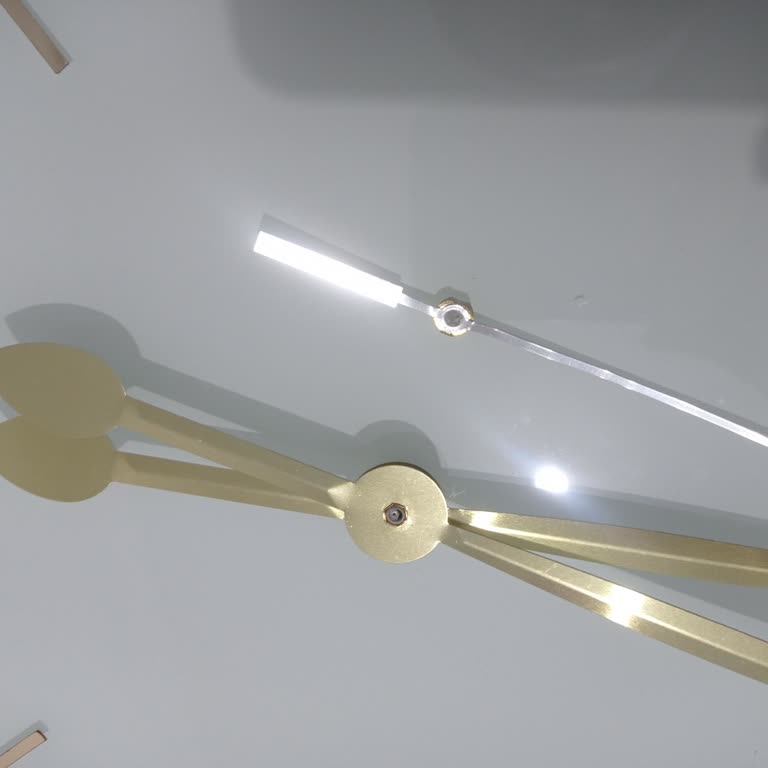 Duvar Saatinin Mekanizması Kırıldı, Ücretsiz Parça Talebi