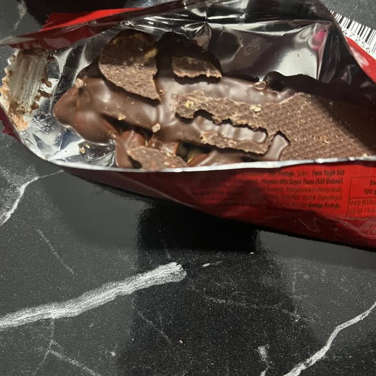 Kapanmamış Ambalaj Ve Bozuk Çikolata Ürünü Nedeniyle Gıda Güvenliği Endişesi