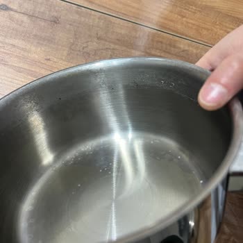 Çetin Setindeki Tencereler Yıkamadan Sonra Paslanıyor Ve Görünüm Bozuluyor