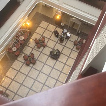 Tusan Beach Otel’de Güvenlik Eksikliği: Merdiven Korkulukları Ve İç Balkon Riski