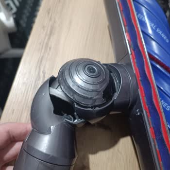 Dyson V8 Süpürge Başlığında Çatlak Ve Kırık, Uzatılmış Garanti Kapsamında Tamir Talebi