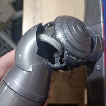 Dyson V8 Süpürge Başlığında Çatlak Ve Kırık, Uzatılmış Garanti Kapsamında Tamir Talebi