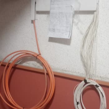 Türk Telekomun Düzensiz Fiber Kabloları Bina Girişinde Estetik Bozukluğa Neden Oluyor