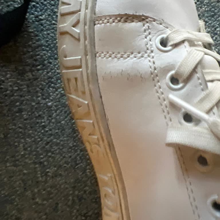 Tommy Hilfiger Ayakkabısında Bağcıklar Kısa Sürede Çatladı Ve Ayıplı Ürün Değişimi Talep Ediyorum