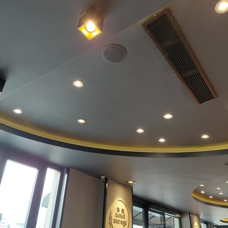 Taksim Simit Sarayı'nda Plastik Tabak Ve Çatal, Peçete Eksikliği